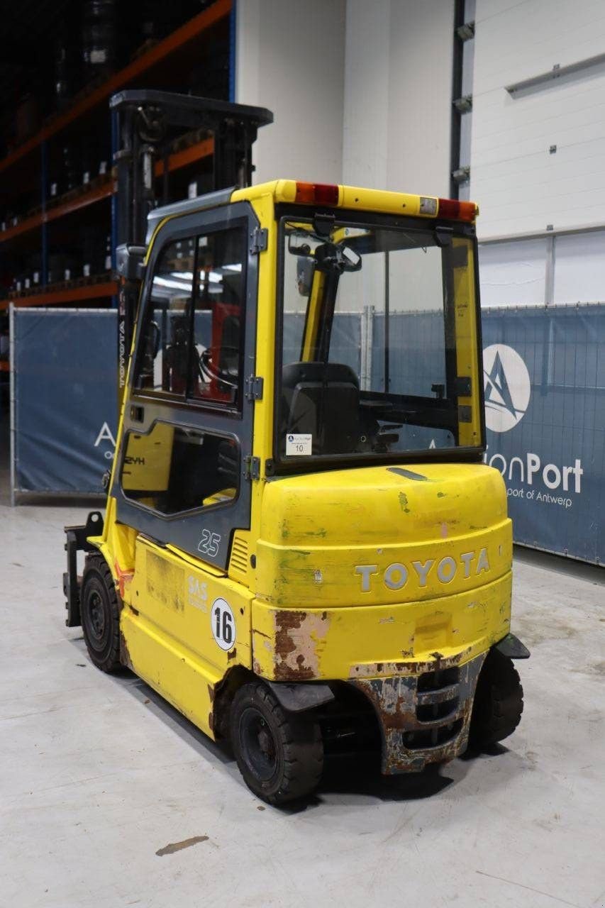 Frontstapler of the type Toyota 25, Gebrauchtmaschine in Antwerpen (Picture 4)