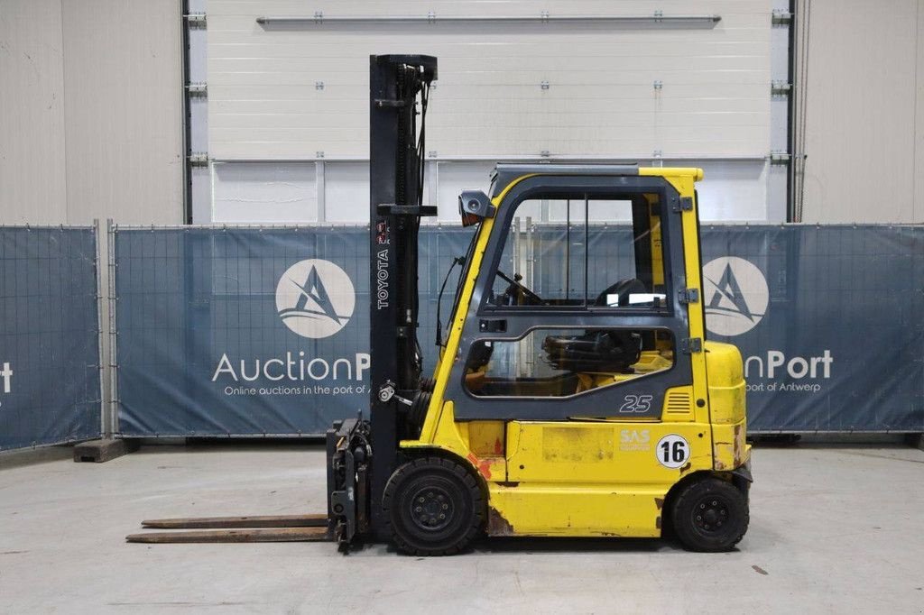 Frontstapler of the type Toyota 25, Gebrauchtmaschine in Antwerpen (Picture 2)