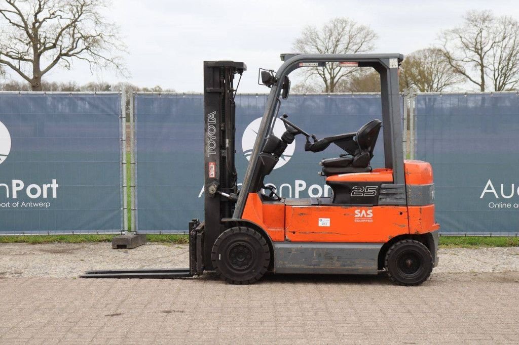 Frontstapler del tipo Toyota 7FBMF25, Gebrauchtmaschine en Antwerpen (Imagen 2)