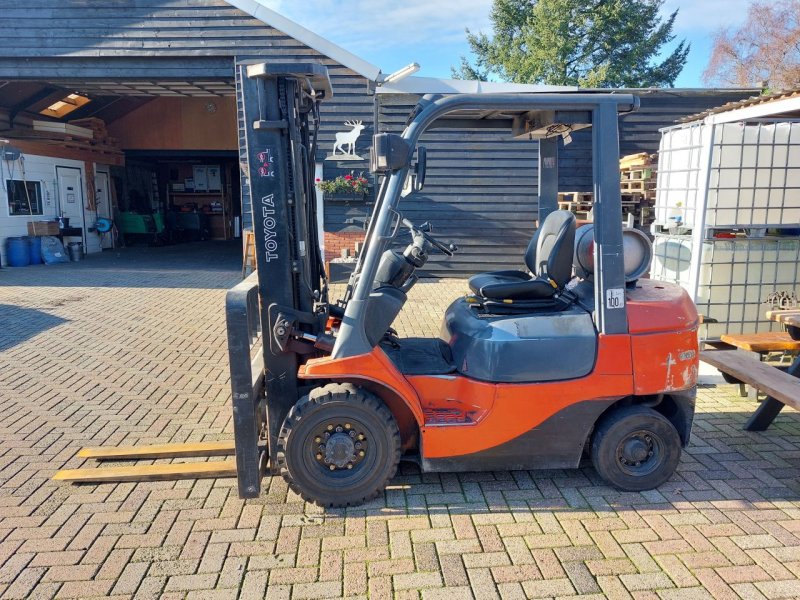 Frontstapler des Typs Toyota 7FGF25 triplex sideshift vorkens, Gebrauchtmaschine in Harskamp (Bild 1)