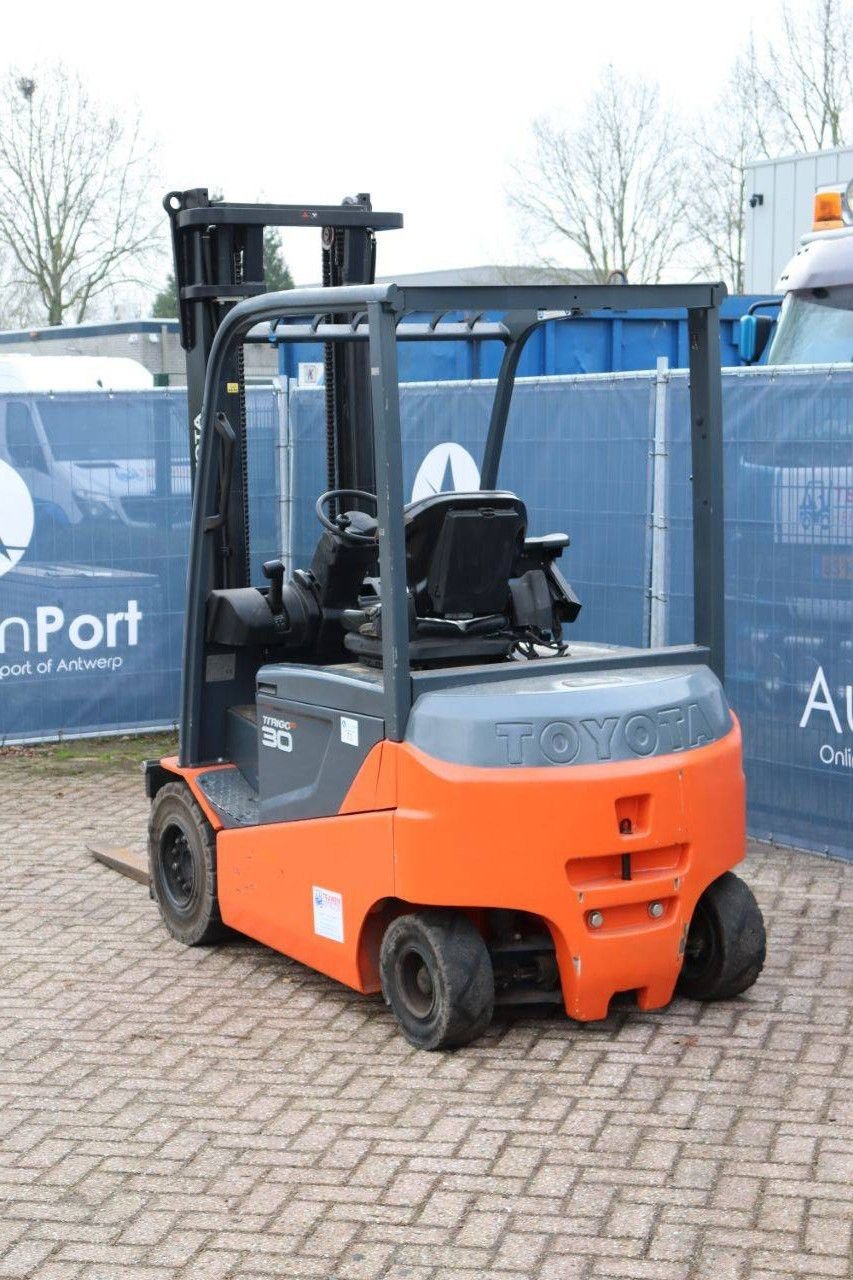 Frontstapler del tipo Toyota 8FBMKT30, Gebrauchtmaschine In Antwerpen (Immagine 4)