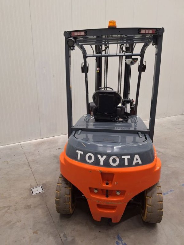 Frontstapler des Typs Toyota 8FBMT45, Gebrauchtmaschine in Barneveld (Bild 2)