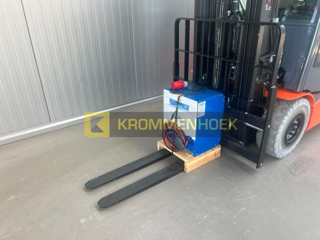 Frontstapler of the type Toyota 9 FBM 25 T, Neumaschine in Apeldoorn (Picture 11)