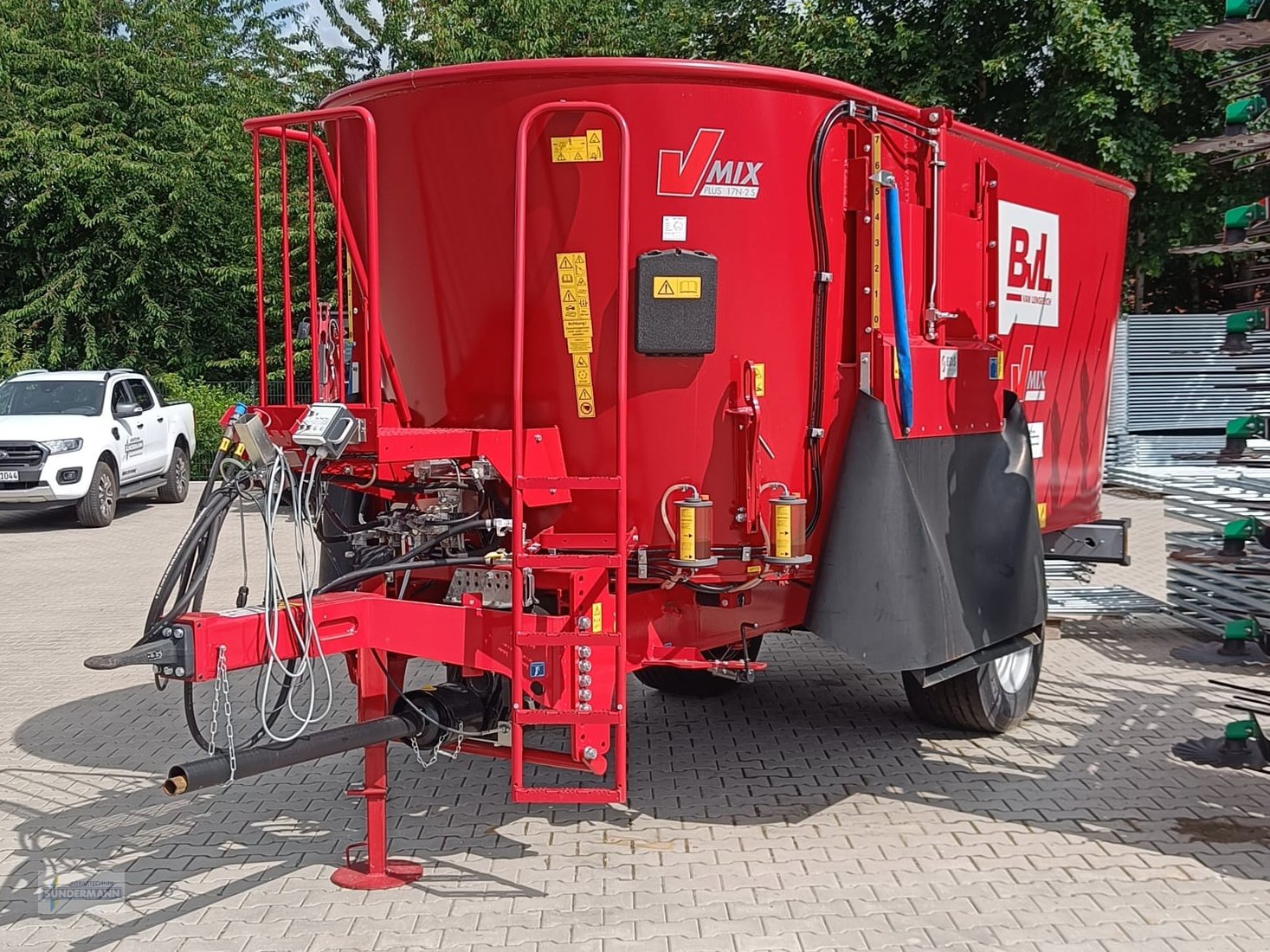 Futtermischwagen of the type BVL V-Mix 17N-2S, Neumaschine in Bassum (Picture 1)