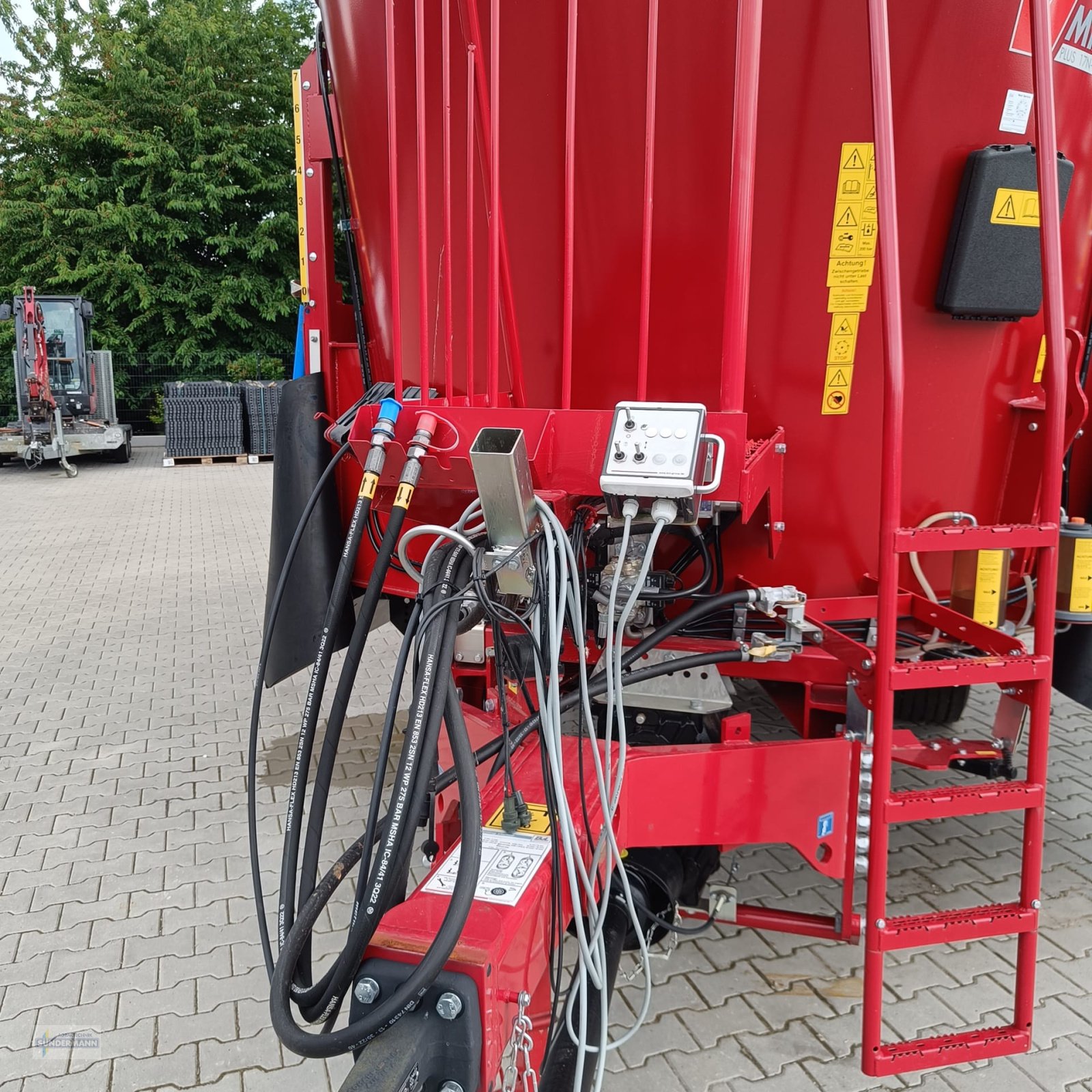 Futtermischwagen of the type BVL V-Mix 17N-2S, Neumaschine in Bassum (Picture 3)