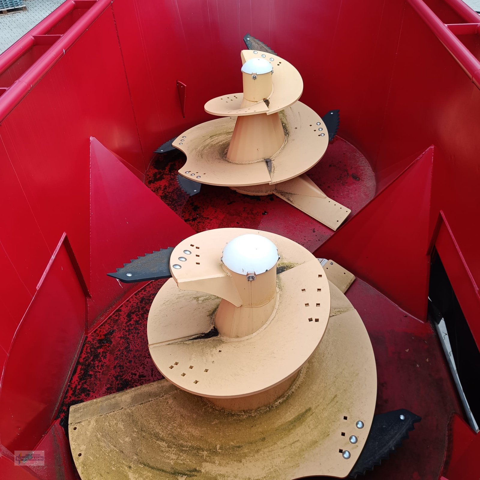 Futtermischwagen of the type BVL V-Mix 17N-2S, Neumaschine in Bassum (Picture 5)