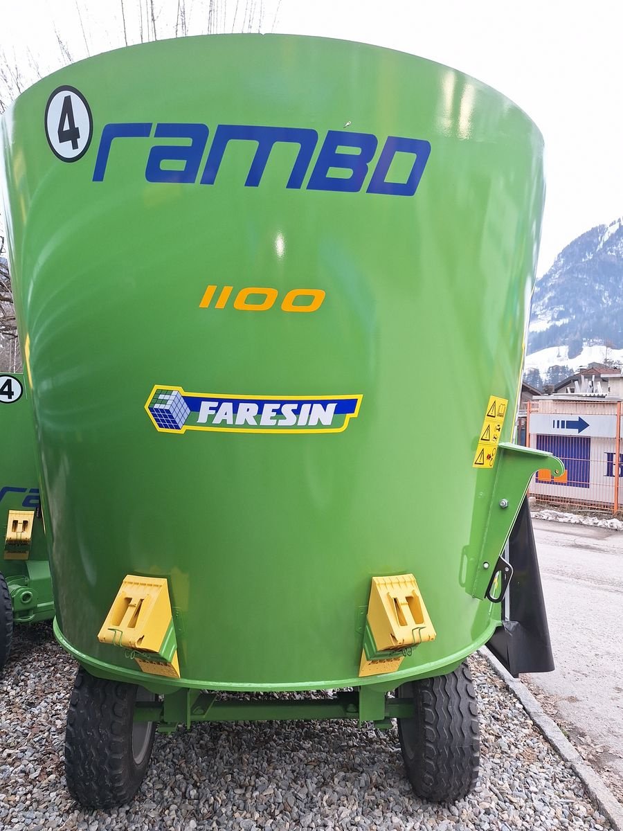 Futtermischwagen des Typs Faresin Rambo 1100 Vertikalmischwagen, Neumaschine in Burgkirchen (Bild 3)