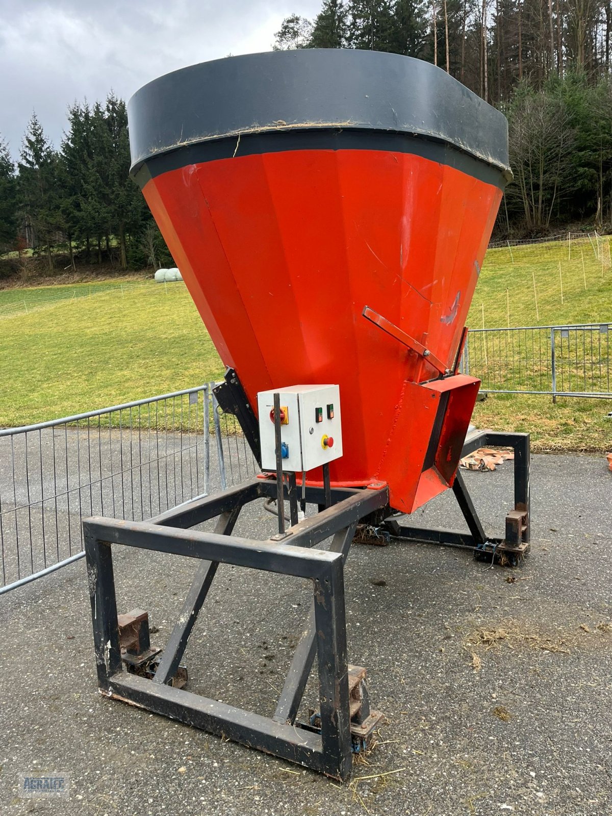 Futtermischwagen des Typs Futtermischer 2,5, Gebrauchtmaschine in Salching bei Straubing (Bild 2)