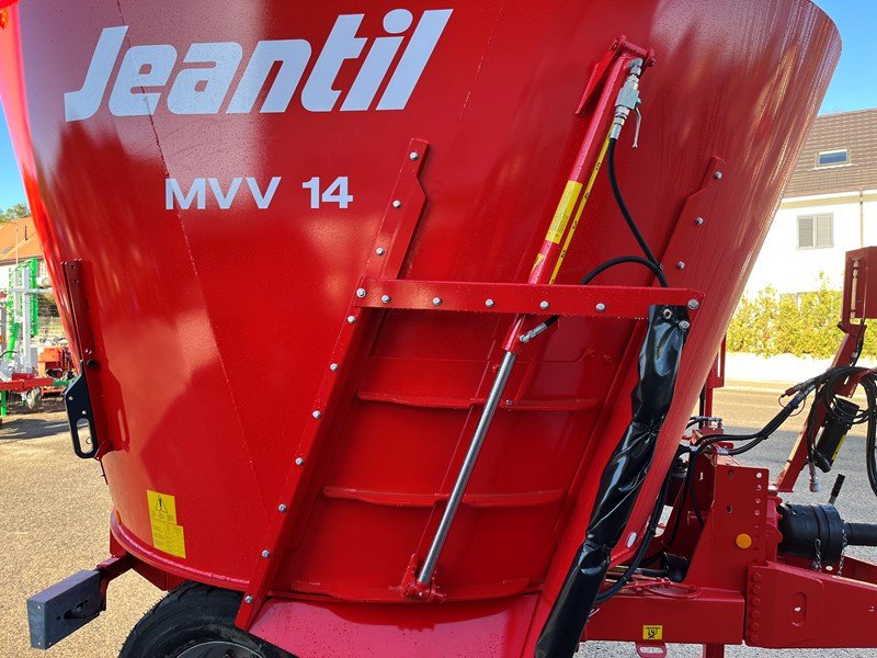 Futtermischwagen des Typs Jeantil MVV 14 D, Neumaschine in Courtedoux (Bild 2)
