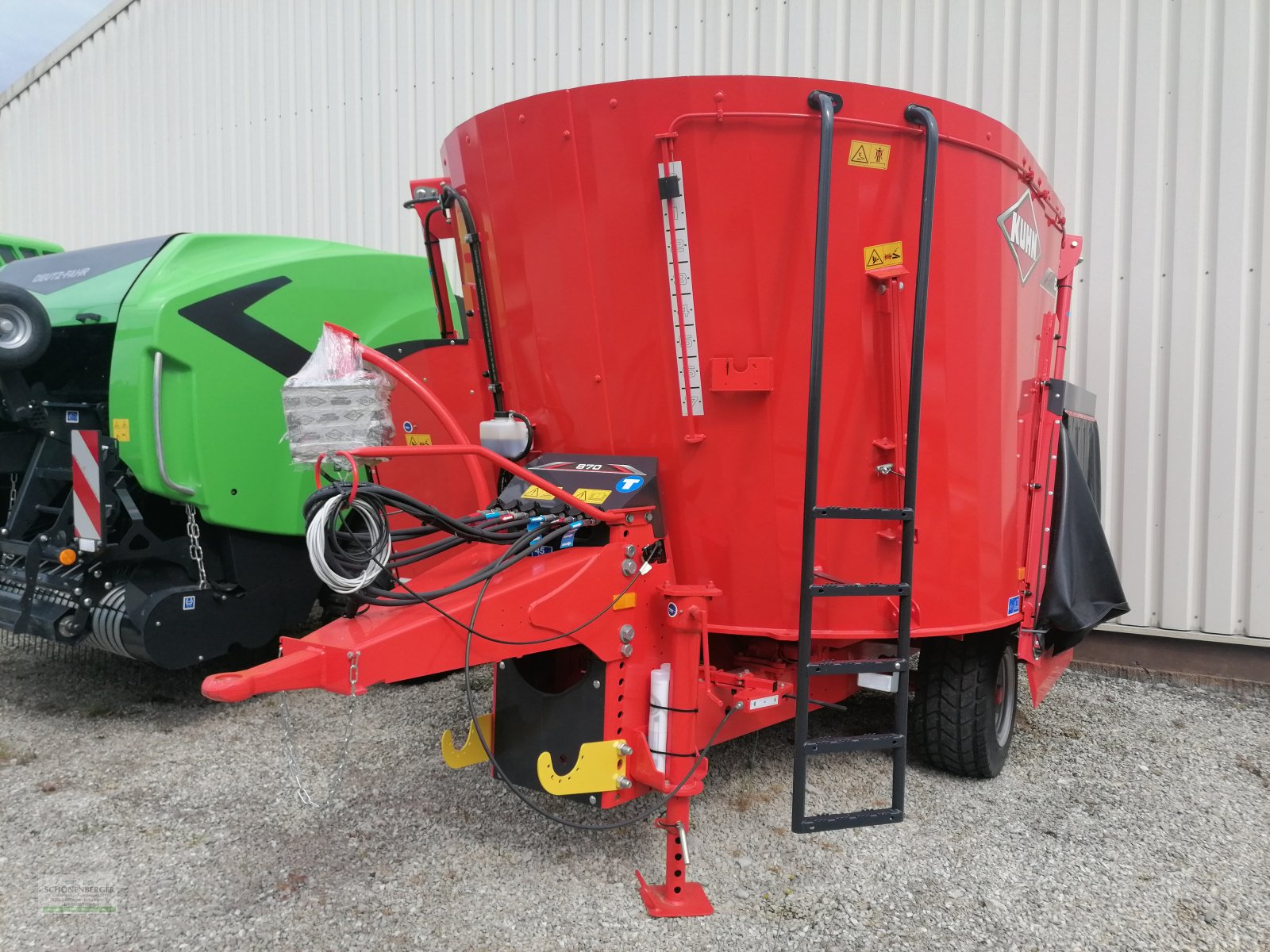 Futtermischwagen of the type Kuhn Euromix 1 870, Neumaschine in Steisslingen (Picture 1)
