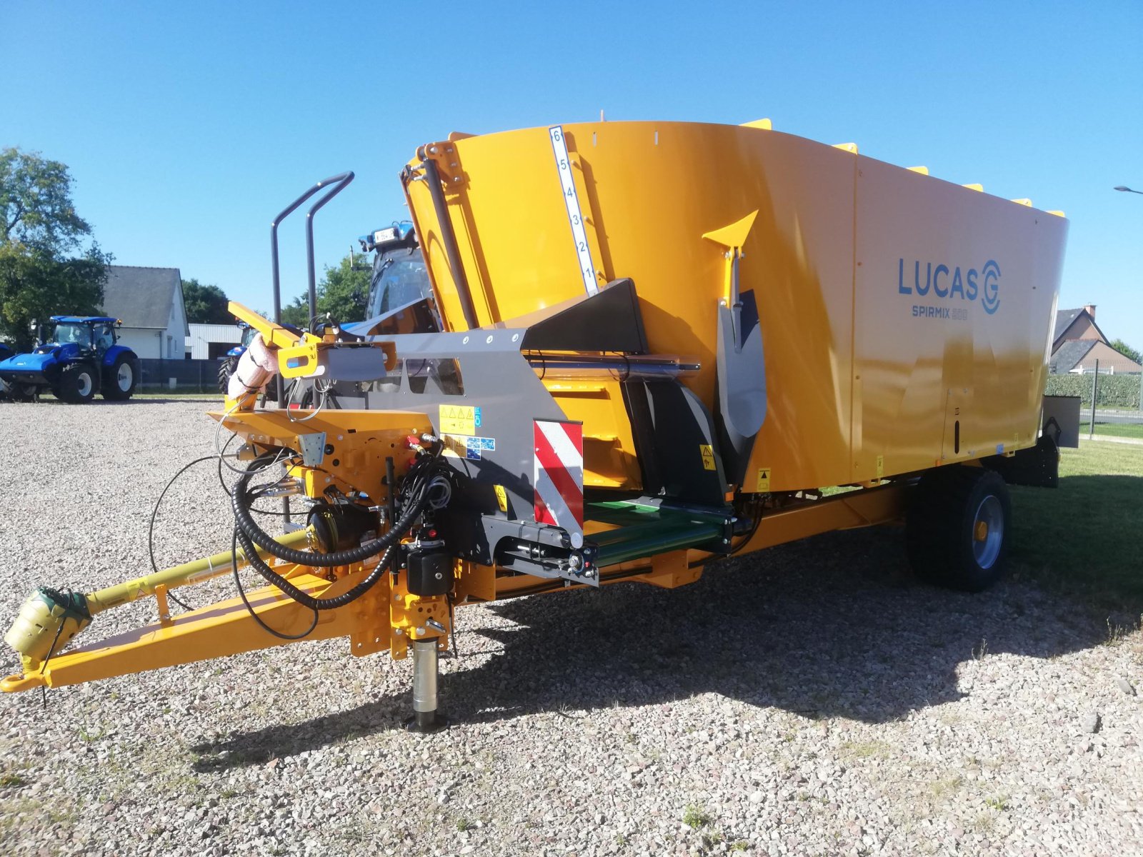 Futtermischwagen del tipo Lucas SPIRMIX 200 TAPIS, Gebrauchtmaschine In TREMEUR (Immagine 2)