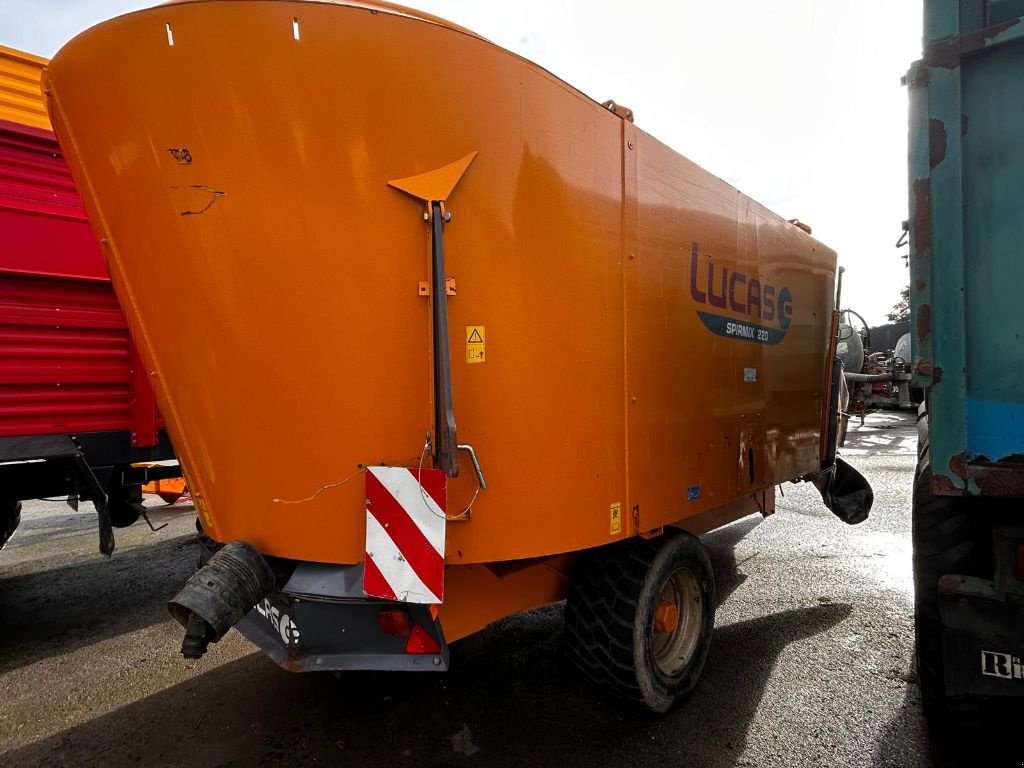 Futtermischwagen del tipo Lucas SPIRMIX 220, Gebrauchtmaschine In MALESTROIT (Immagine 5)