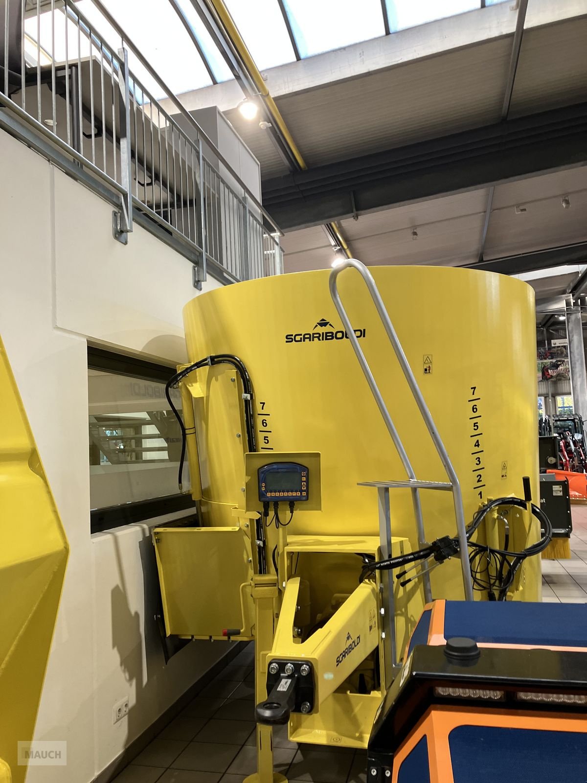 Futtermischwagen of the type Sgariboldi Higuma 10/1F, Neumaschine in Burgkirchen (Picture 3)