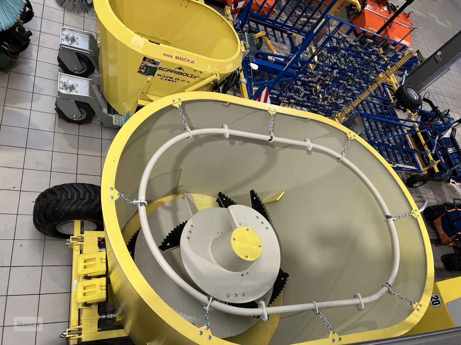 Futtermischwagen of the type Sgariboldi Higuma 10/1F, Neumaschine in Burgkirchen (Picture 10)