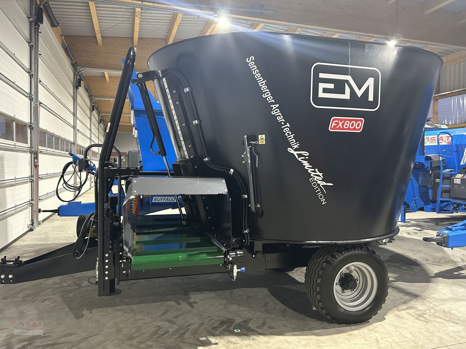 Futtermischwagen des Typs Sonstige Futtermischwagen FX 800 Black Edition, Neumaschine in Eberschwang (Bild 5)