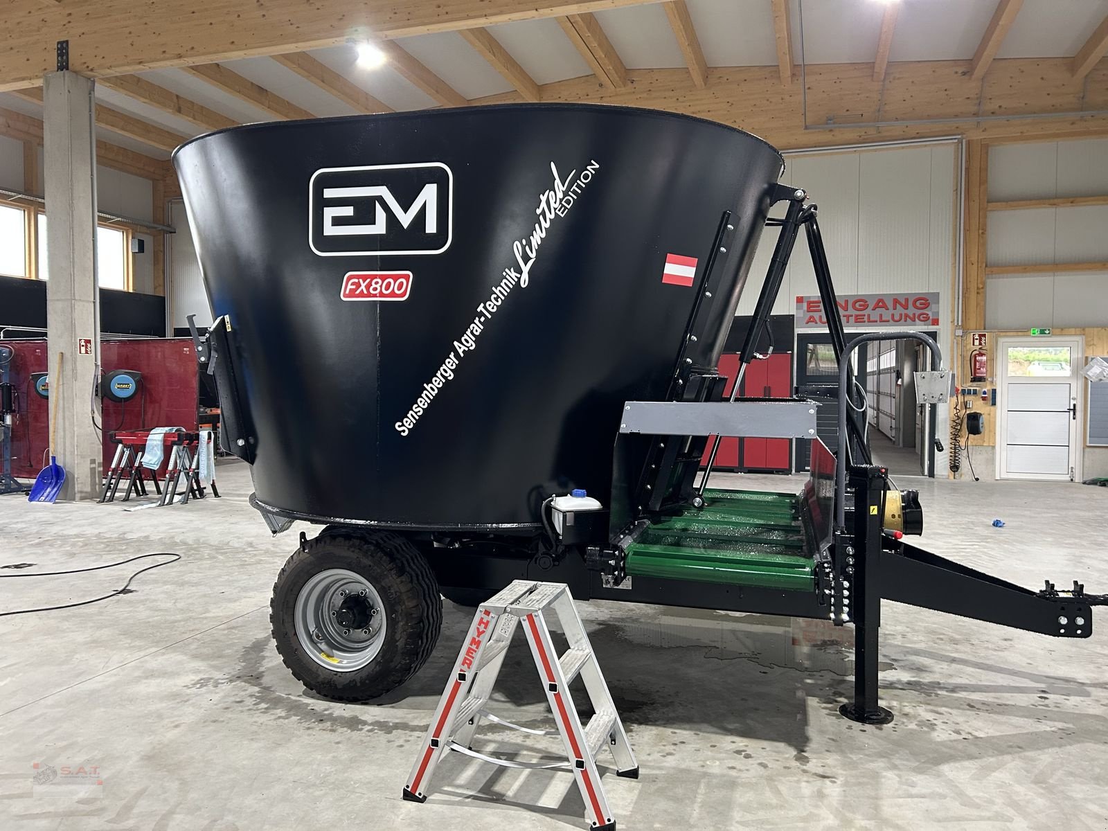 Futtermischwagen des Typs Sonstige Futtermischwagen FX 800 Black Edition, Neumaschine in Eberschwang (Bild 2)
