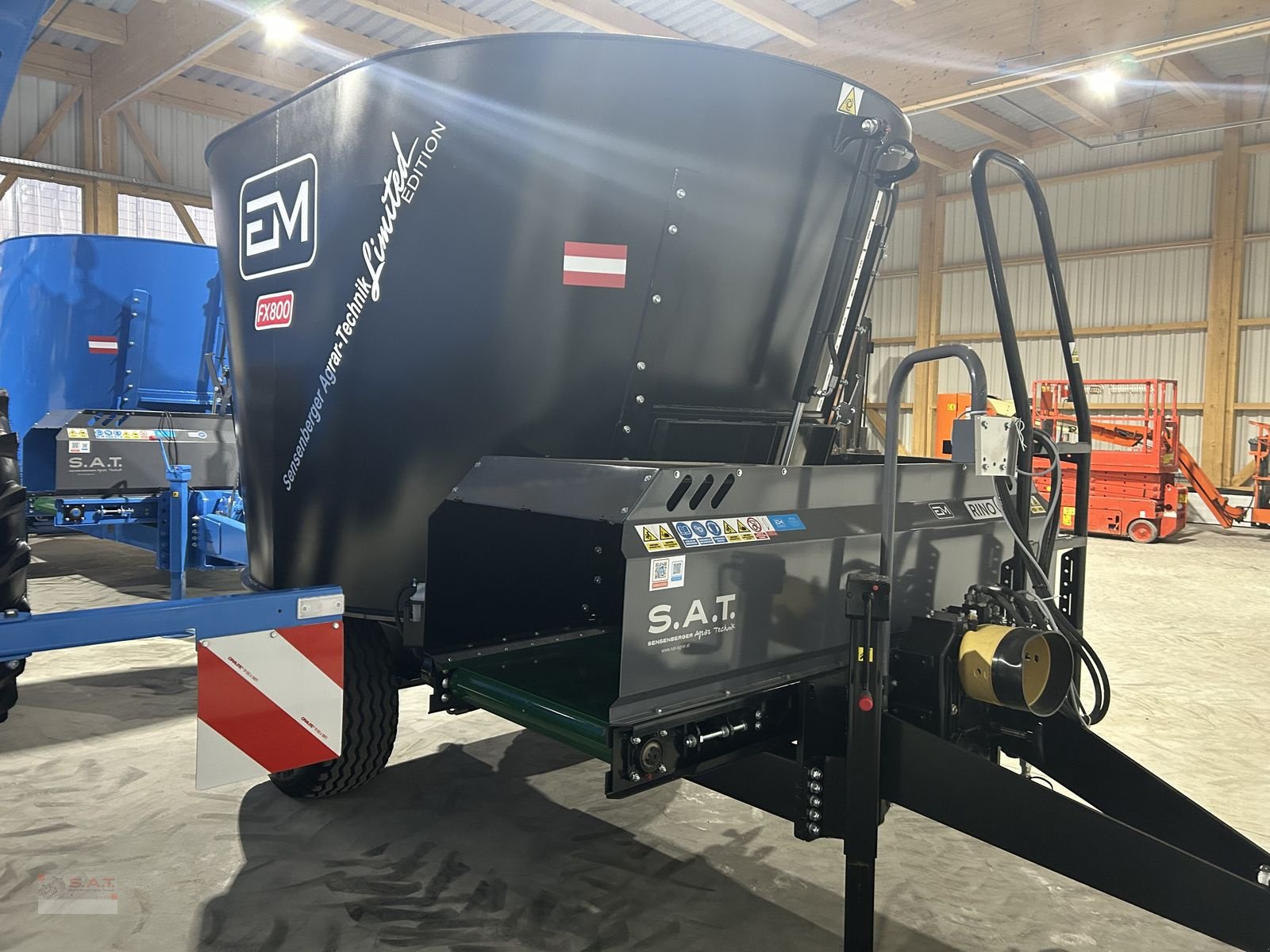 Futtermischwagen des Typs Sonstige Futtermischwagen FX 800 Black Edition, Neumaschine in Eberschwang (Bild 10)