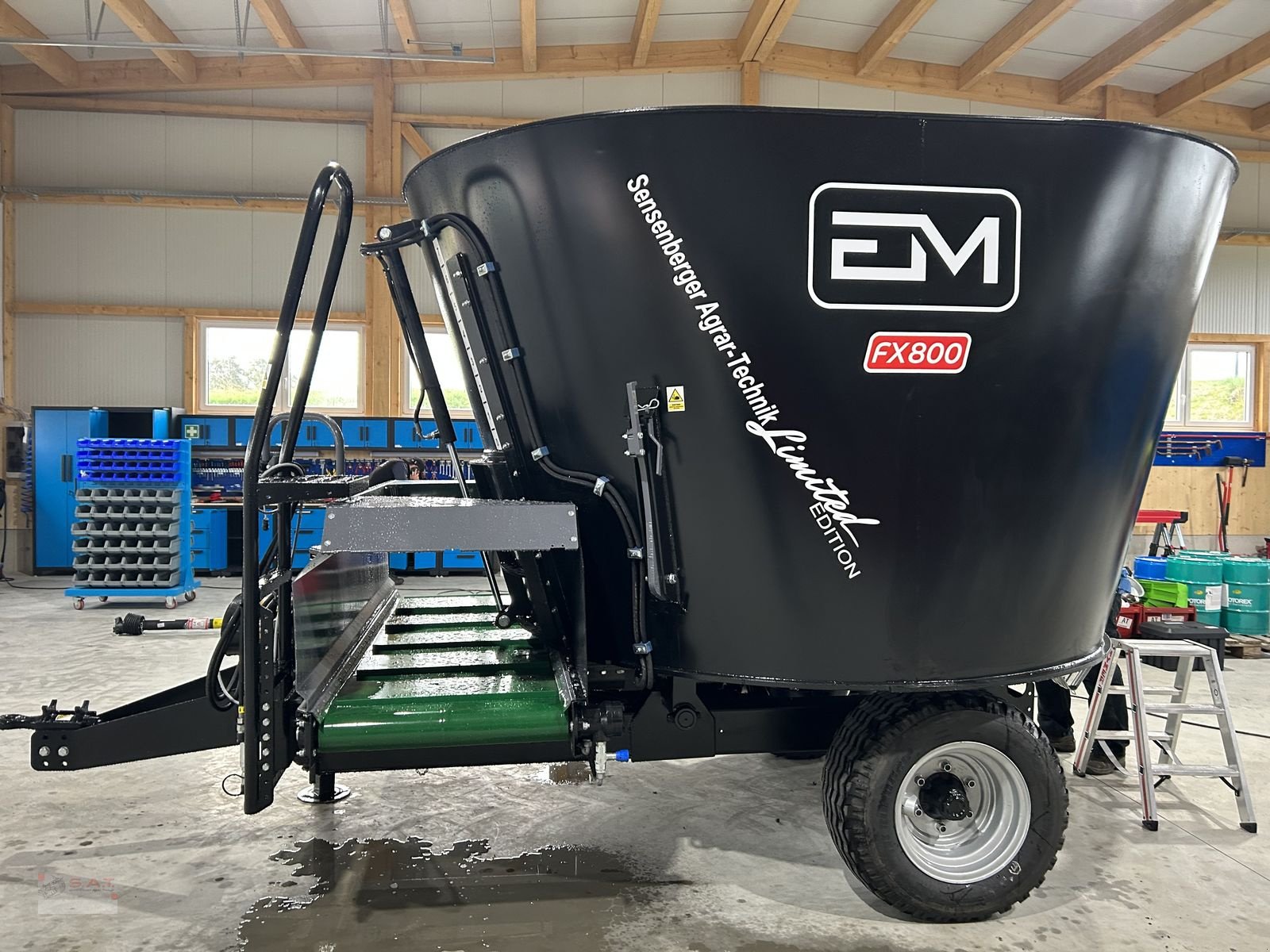 Futtermischwagen des Typs Sonstige Futtermischwagen FX 800 Black Edition, Neumaschine in Eberschwang (Bild 1)