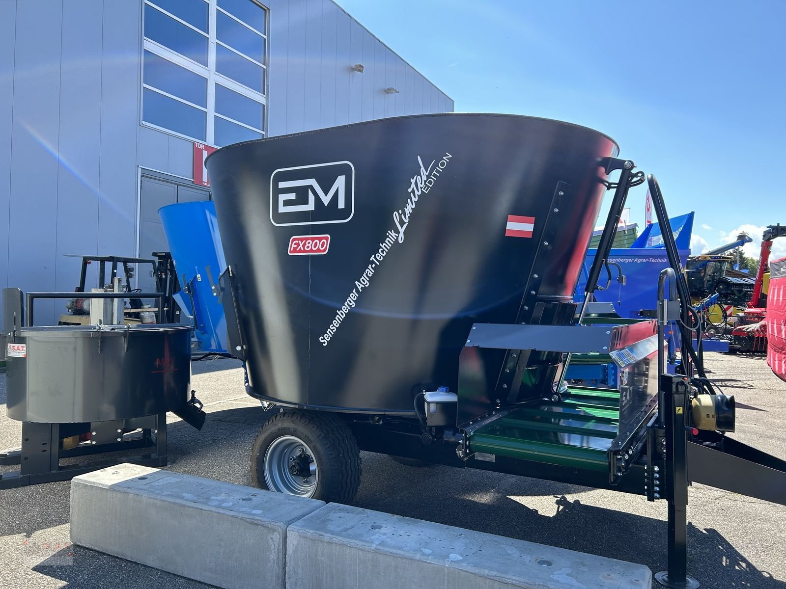 Futtermischwagen des Typs Sonstige Futtermischwagen FX 800 Black Edition, Neumaschine in Eberschwang (Bild 4)