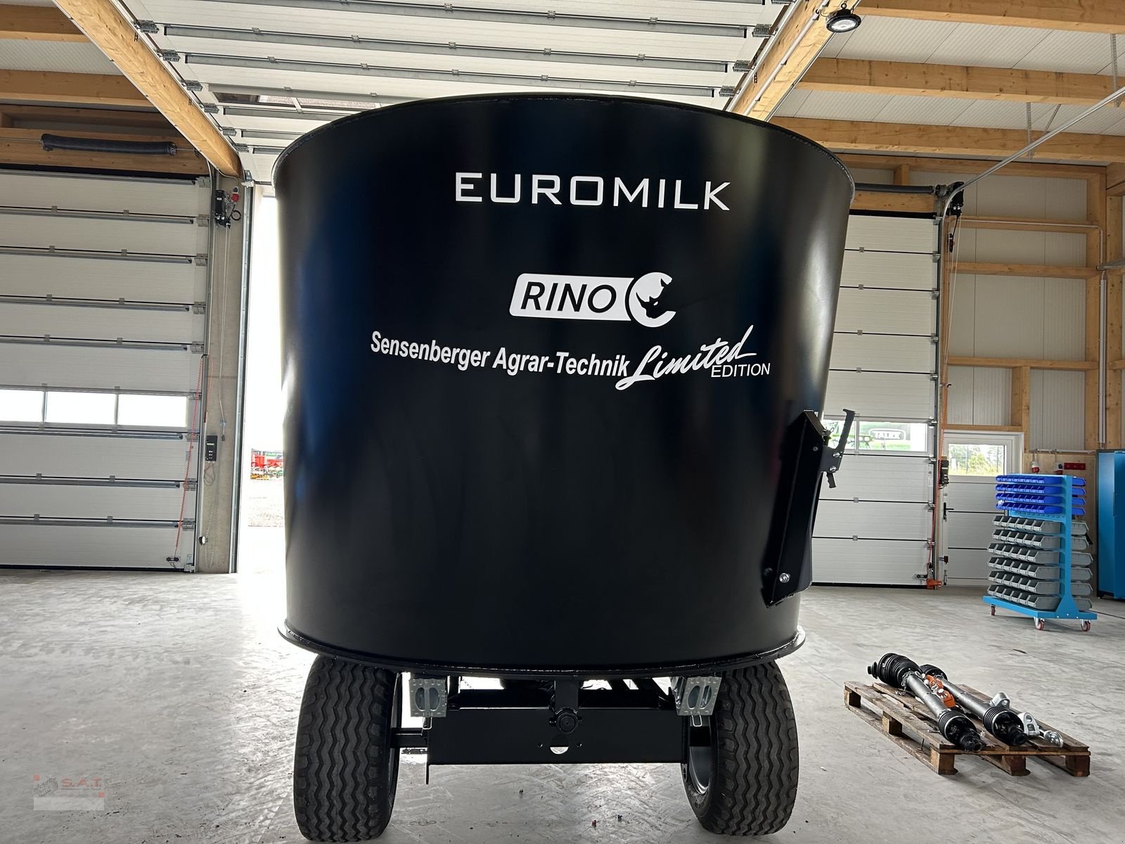 Futtermischwagen des Typs Sonstige Futtermischwagen FX 800 Black Edition, Neumaschine in Eberschwang (Bild 3)