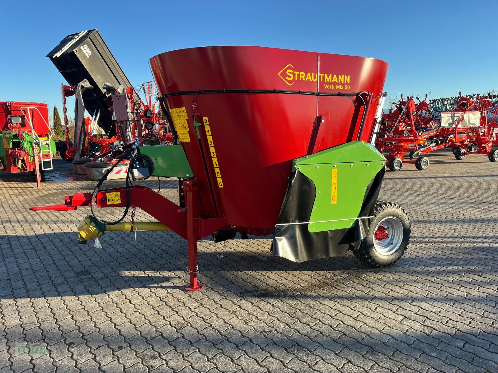 Futtermischwagen of the type Strautmann Verti-Mix 50, Neumaschine in Bruckmühl (Picture 1)