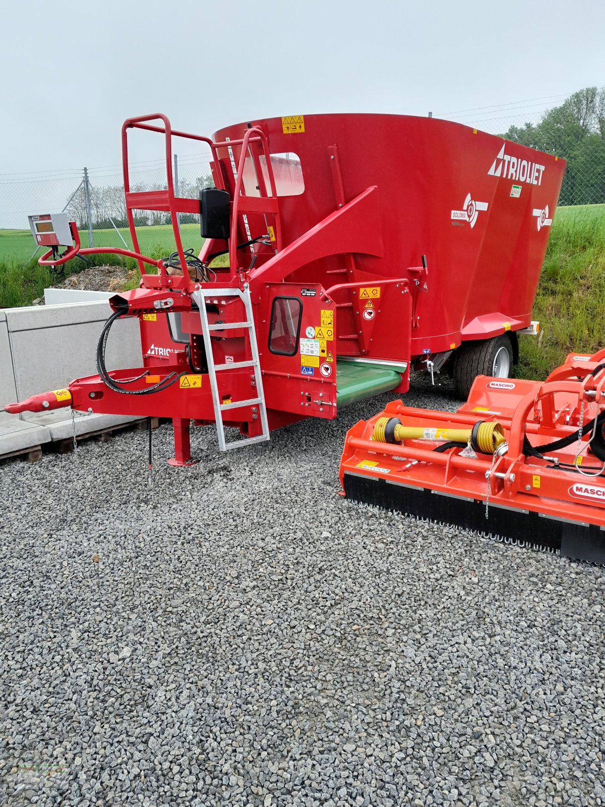 Futtermischwagen of the type Trioliet Solomix 2-1500, Neumaschine in Ingelfingen-Stachenhausen (Picture 2)