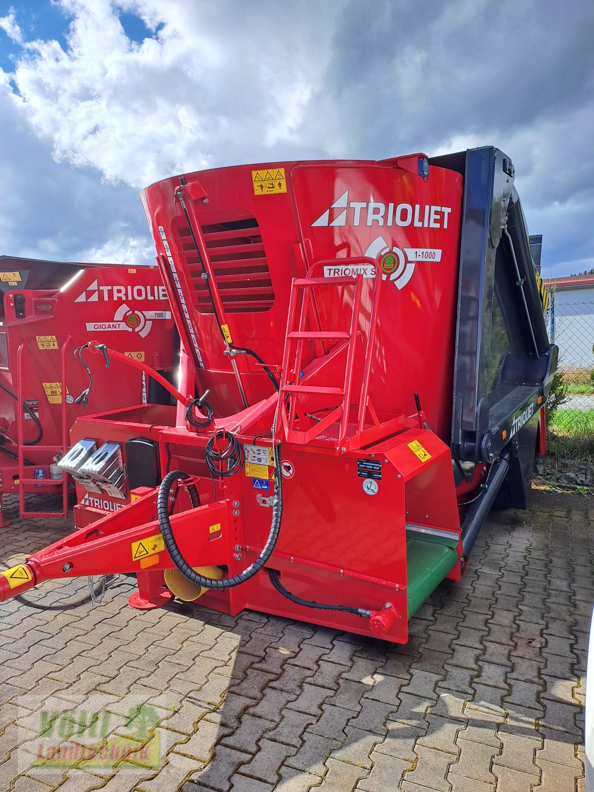 Futtermischwagen des Typs Trioliet Triomix S1-1000, Neumaschine in Hutthurm bei Passau (Bild 2)