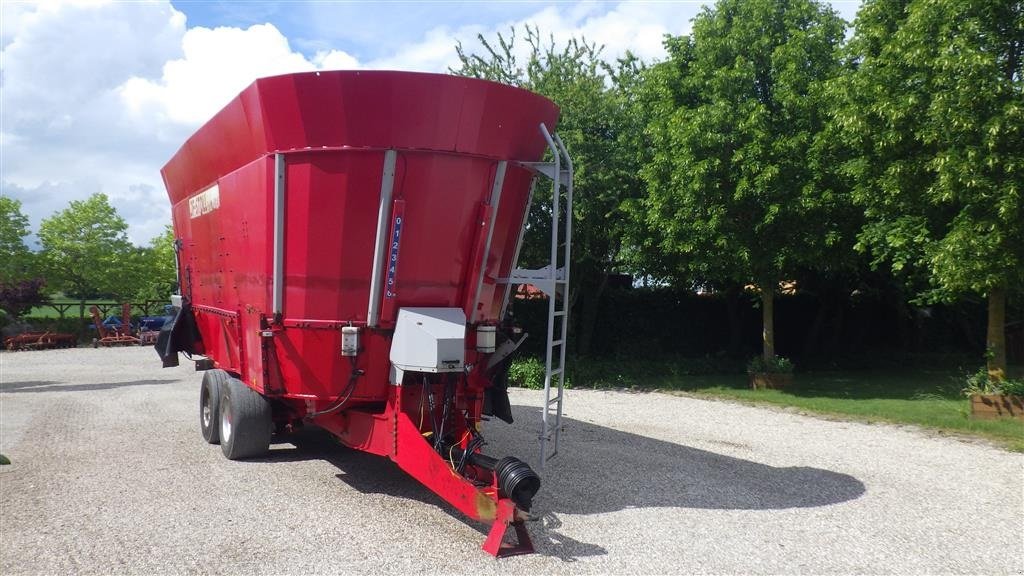 Futterverteilwagen del tipo JF Stoll VM45-3 Affjedret drejbar bogiaksel . Trådløst vejesystem. Smørebank for undervogn.udfodringsluger VF+VB+HB. laver overbygning i en side, Gebrauchtmaschine In Ringsted (Immagine 1)