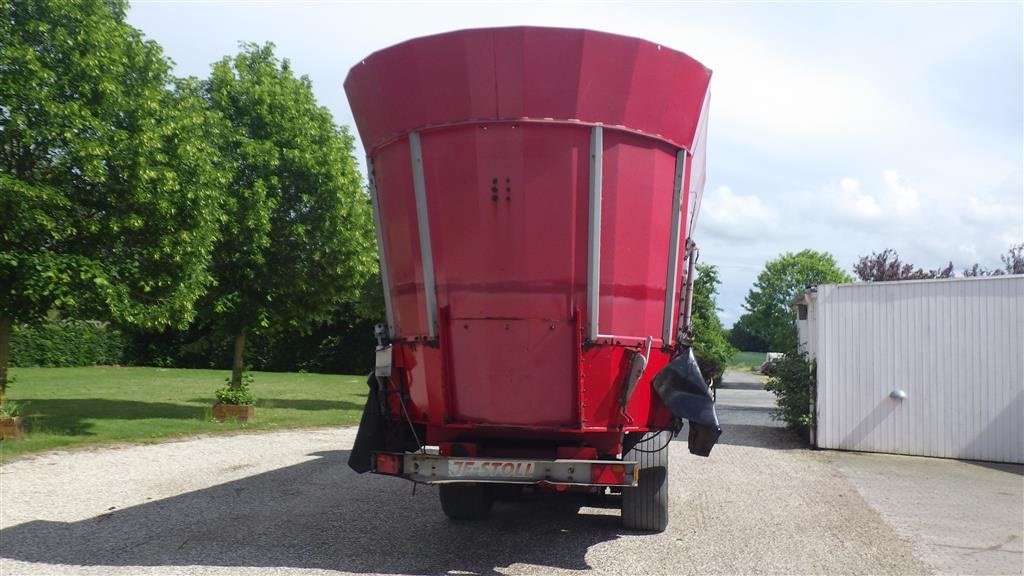 Futterverteilwagen del tipo JF Stoll VM45-3 Affjedret drejbar bogiaksel . Trådløst vejesystem. Smørebank for undervogn.udfodringsluger VF+VB+HB. laver overbygning i en side, Gebrauchtmaschine In Ringsted (Immagine 3)