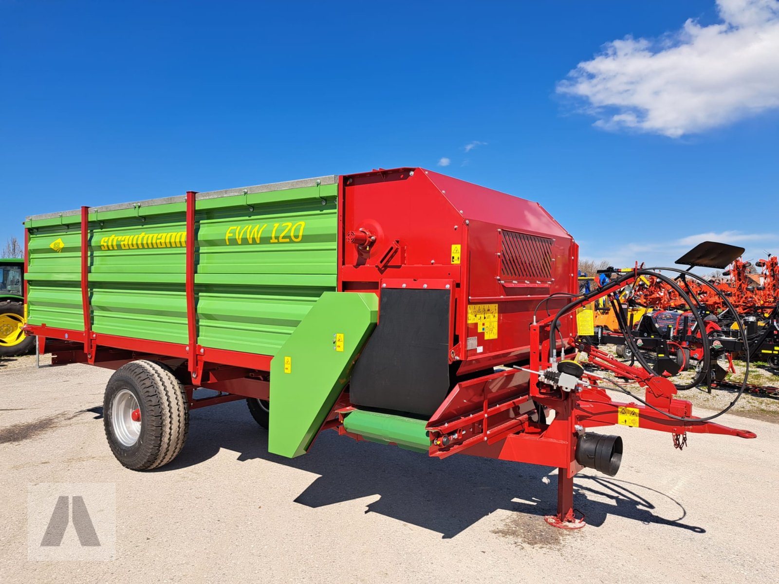 Futterverteilwagen des Typs Strautmann FVW 120, Neumaschine in Antdorf (Bild 1)