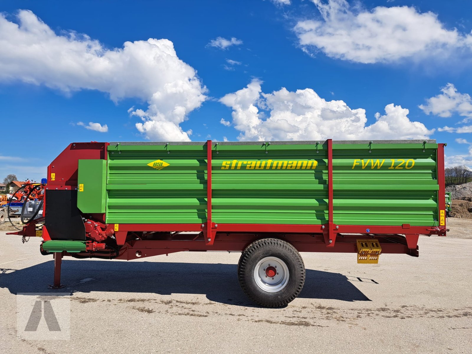 Futterverteilwagen des Typs Strautmann FVW 120, Neumaschine in Antdorf (Bild 2)