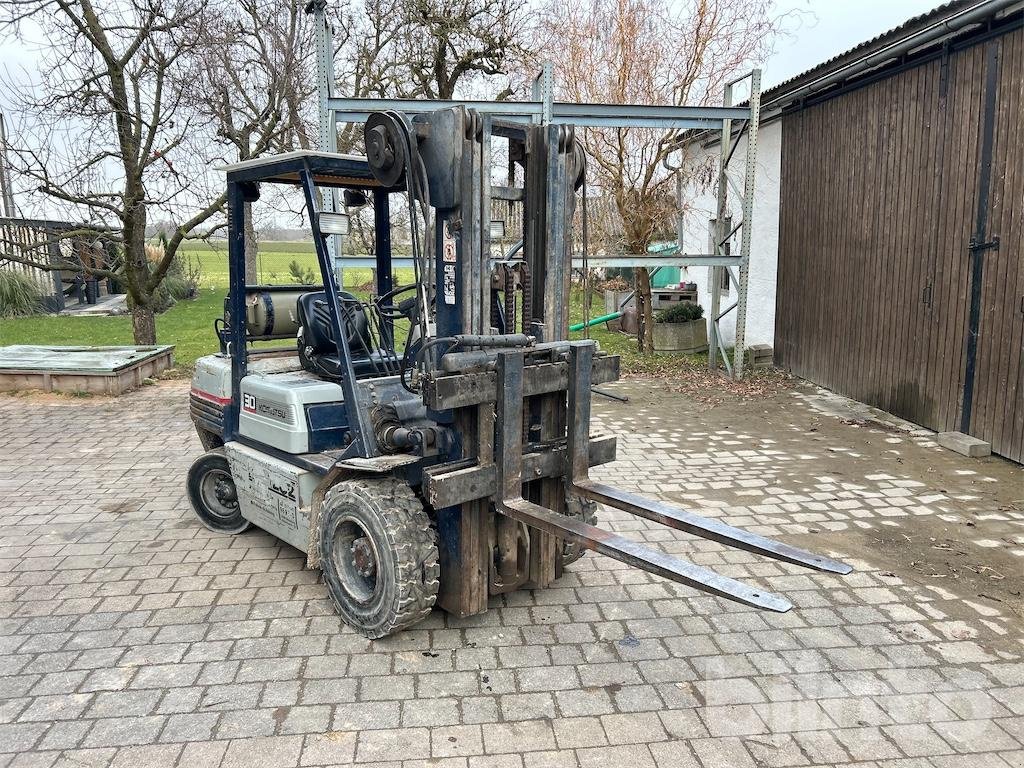 Gabelstapler du type Komatsu FG30D-11, Gebrauchtmaschine en Düsseldorf (Photo 2)