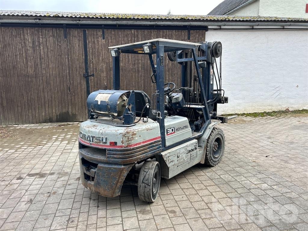 Gabelstapler du type Komatsu FG30D-11, Gebrauchtmaschine en Düsseldorf (Photo 3)