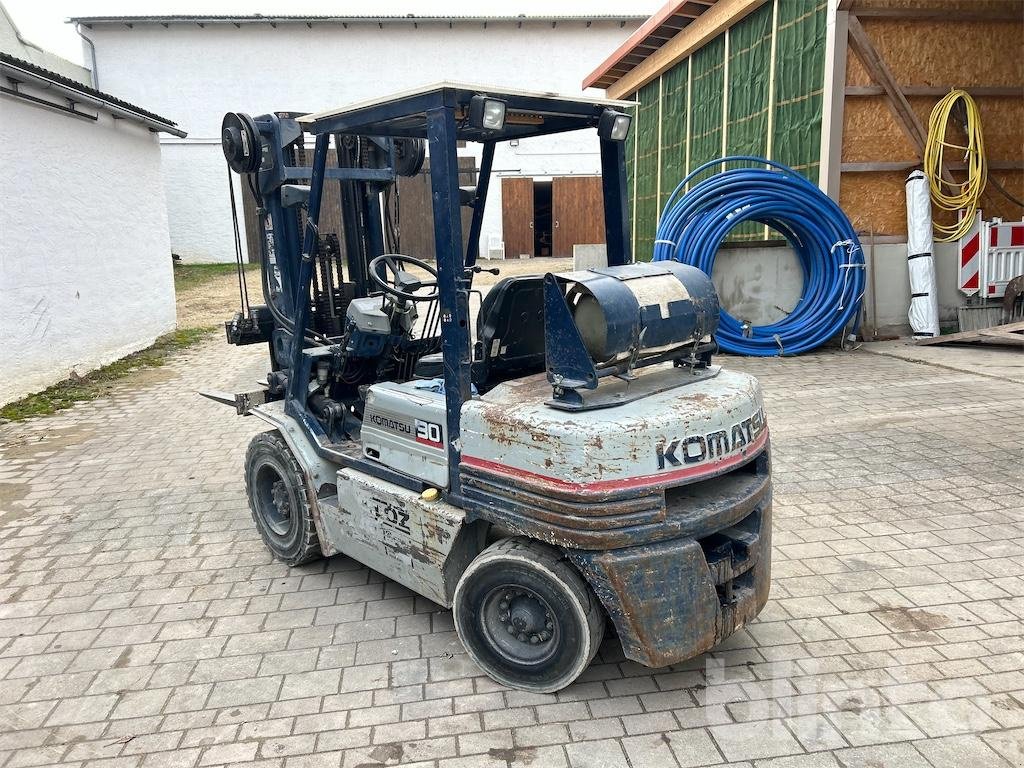 Gabelstapler du type Komatsu FG30D-11, Gebrauchtmaschine en Düsseldorf (Photo 4)