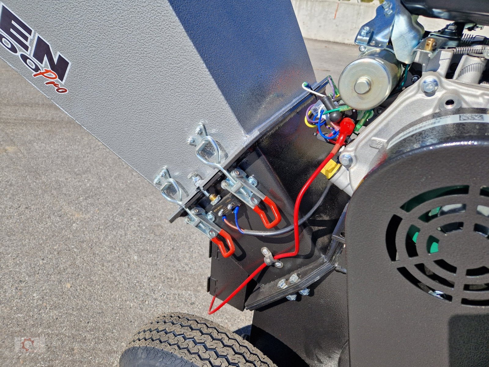 Gartenhäcksler of the type Jansen GTS-2000 pro Gartenhäcksler Schredder E-Starter, Neumaschine in Tiefenbach (Picture 12)