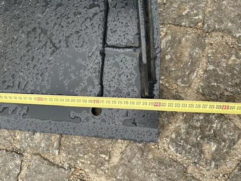 Geräteträger des Typs Big Dutchman Schwergutschaufel SUN  220 cm mit Euro Aufnahme, Neumaschine in Göpfritz an der Wild (Bild 7)