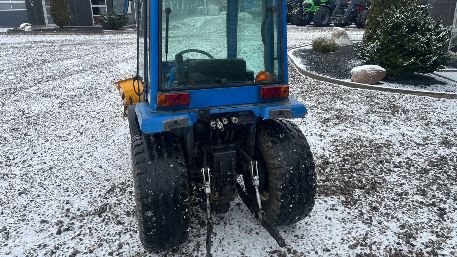 Geräteträger del tipo Iseki 330 Med frontlift, sneplov og lukket kabine, Gebrauchtmaschine en Lintrup (Imagen 4)