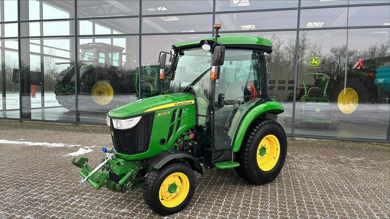 Geräteträger des Typs John Deere 3033R, Gebrauchtmaschine in Brønderslev (Bild 1)