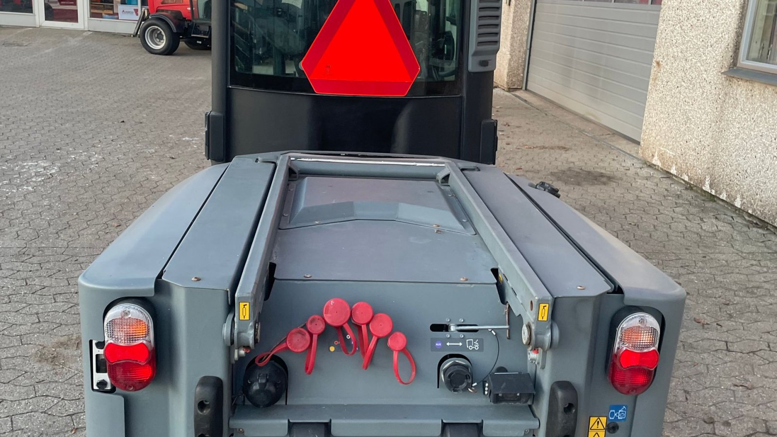 Geräteträger of the type Kärcher MIC 42 med redskaber Mic 42, Gebrauchtmaschine in Helsinge (Picture 4)