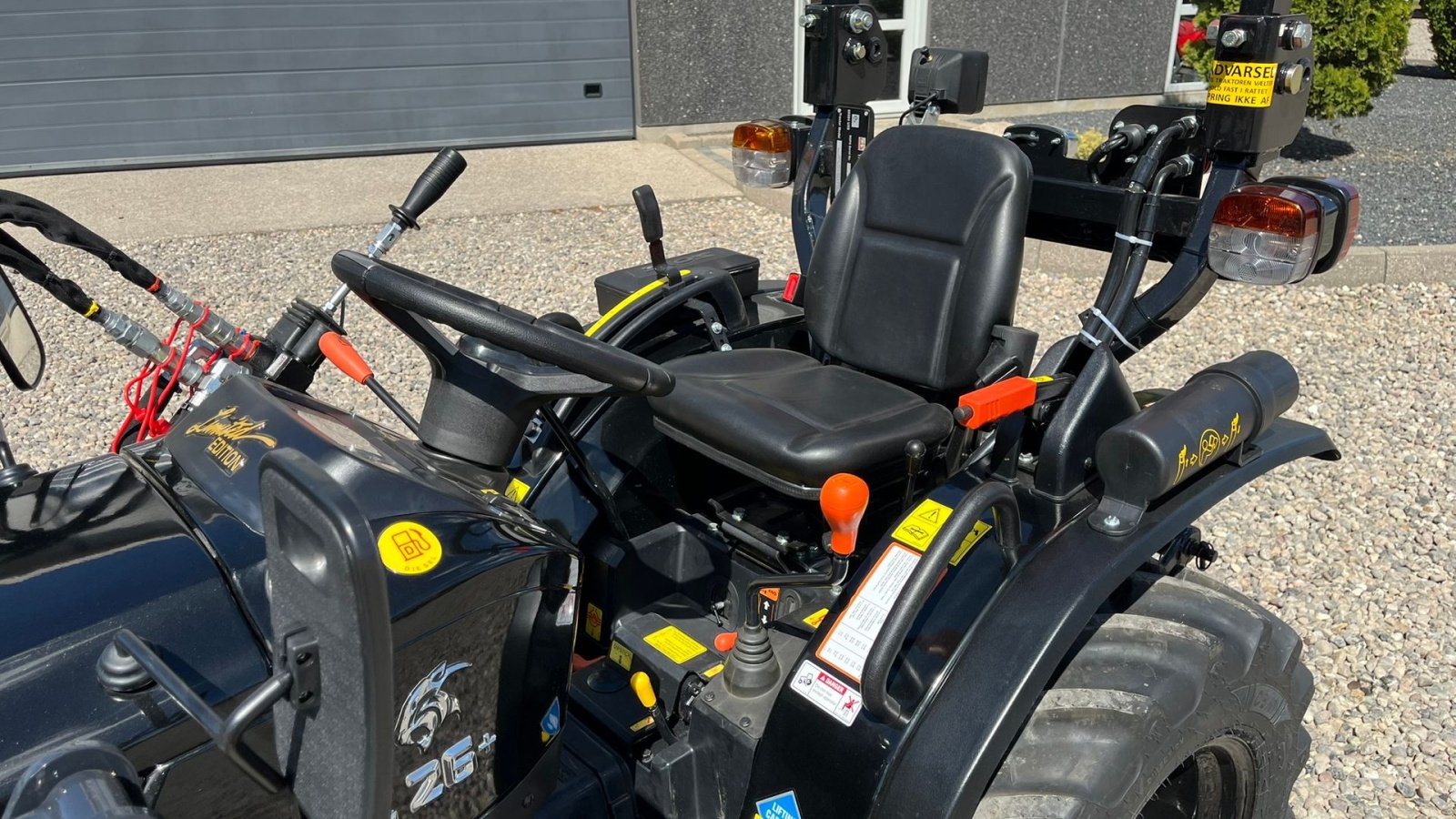 Geräteträger Türe ait Solis S26 6+2 gearmaskine Limited Edition i sort med brede hjul og Fuldhydraulisk frontlæsser, Gebrauchtmaschine içinde Lintrup (resim 7)