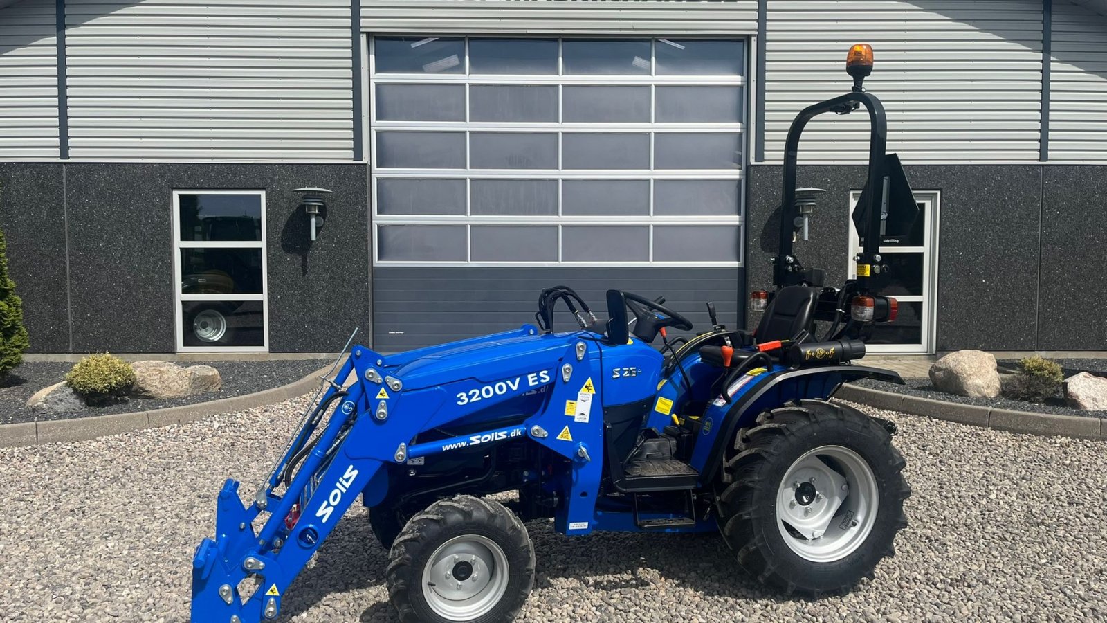 Geräteträger типа Solis S26 6+2 gearmaskine med Fuldhydraulisk frontlæsser, Gebrauchtmaschine в Lintrup (Фотография 1)