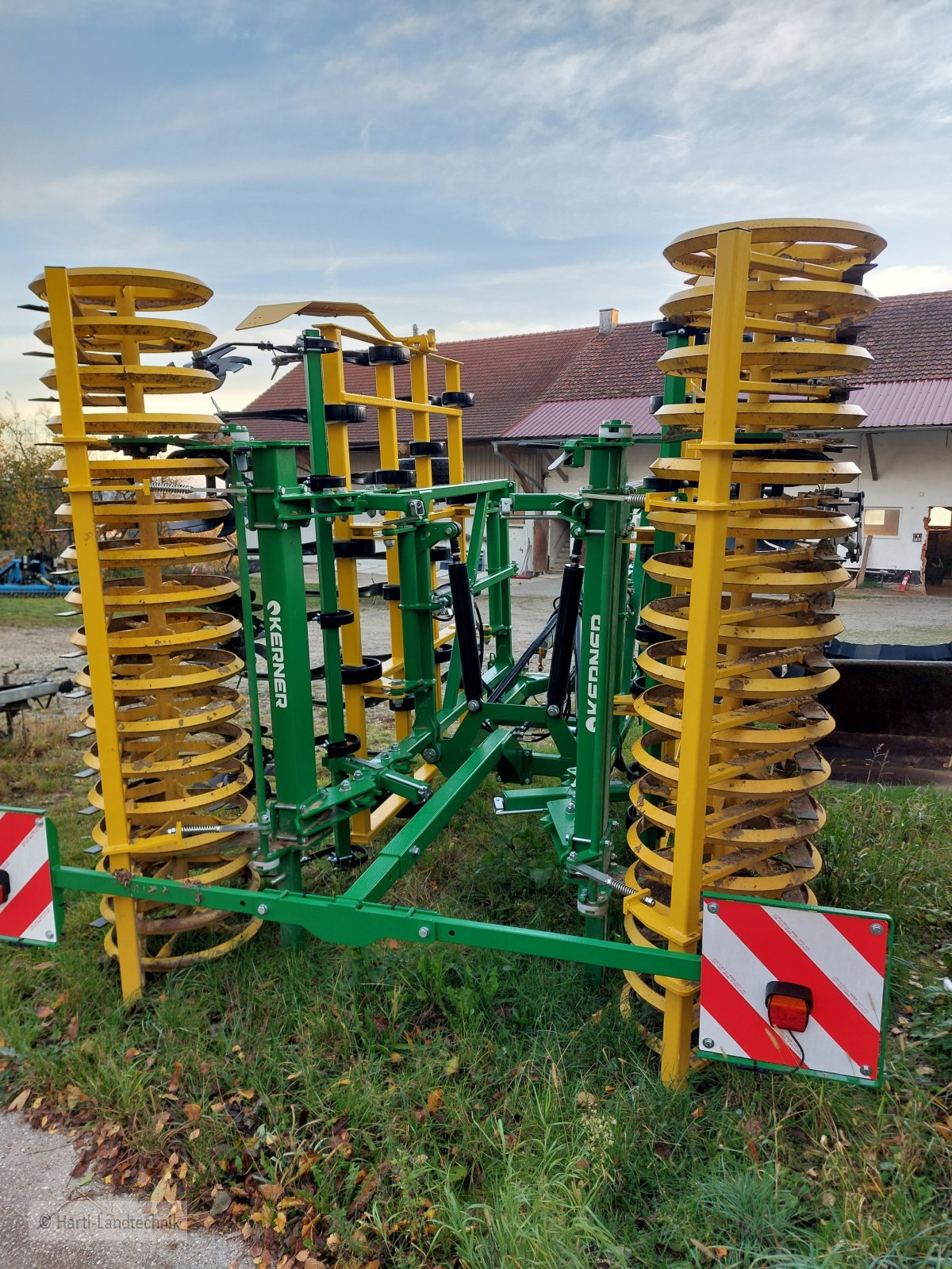 Großfederzinkenegge/Federzinkengrubber des Typs Kerner Stratos, Neumaschine in Ortenburg (Bild 3)