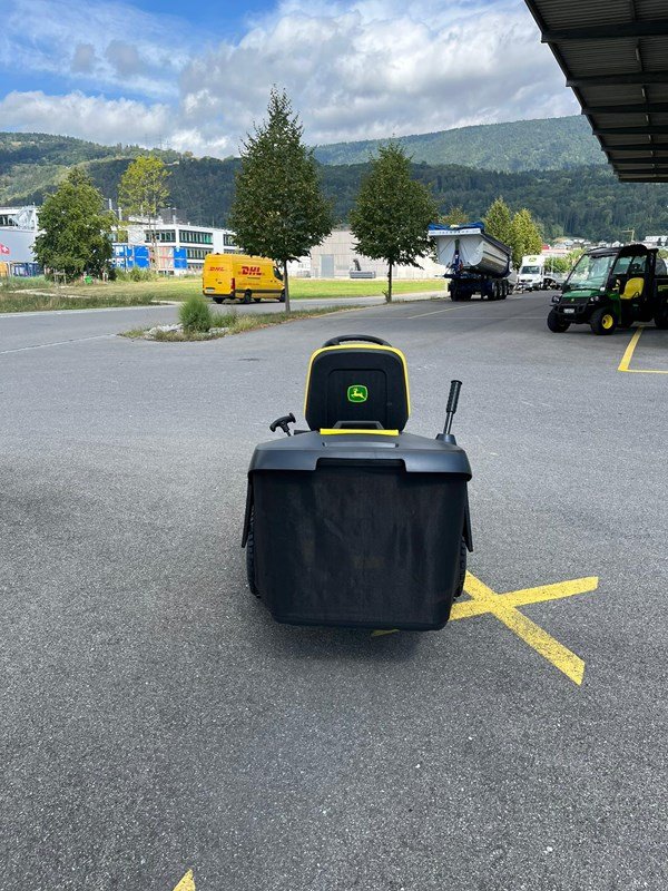 Großflächenmäher des Typs John Deere X 167R, Neumaschine in Lengnau (Bild 3)