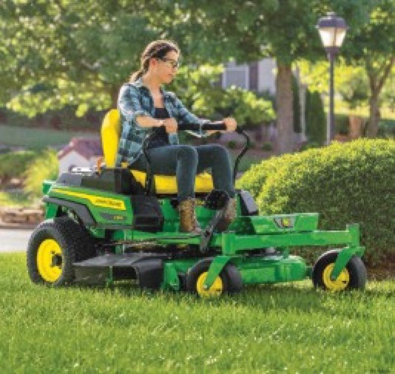 Großflächenmäher des Typs John Deere Z315E, Neumaschine in Regensdorf (Bild 1)