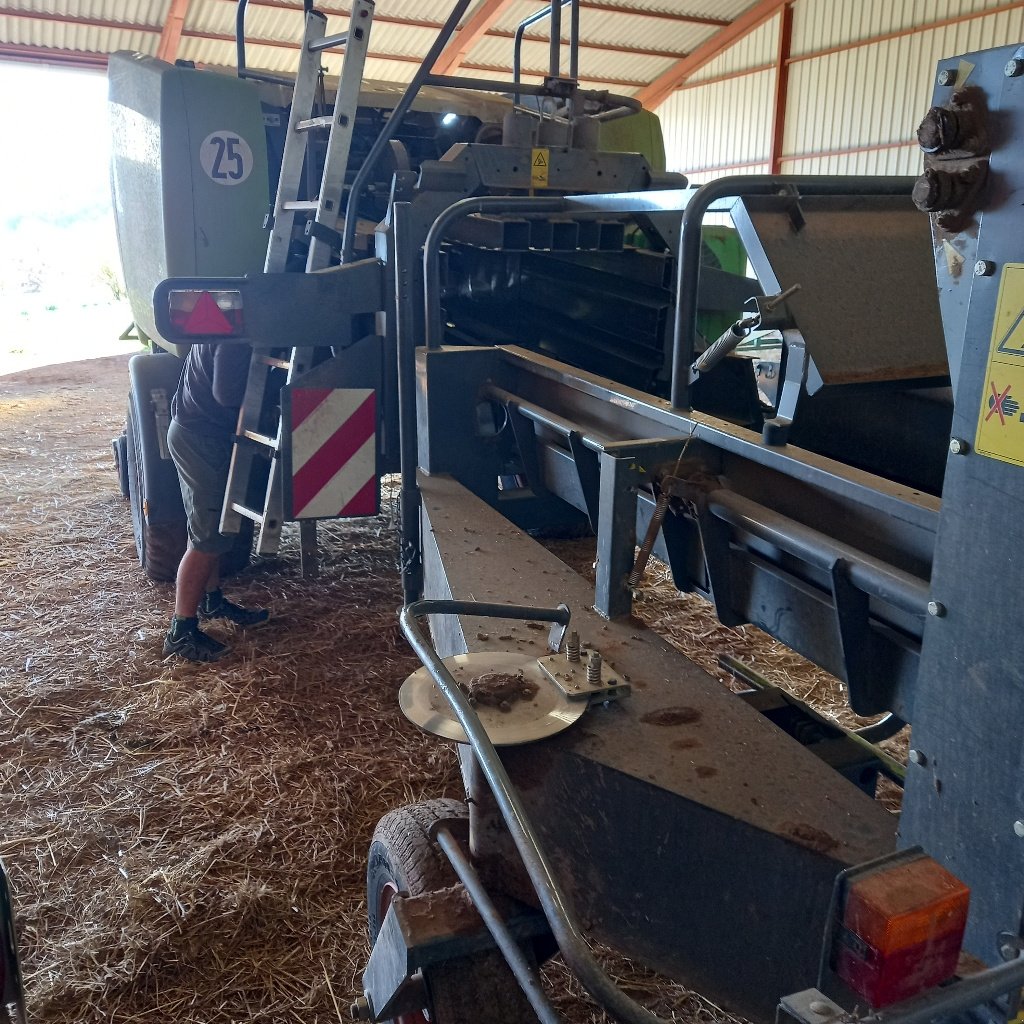 Großpackenpresse типа CLAAS QUADRANT 4000, Gebrauchtmaschine в Calmont (Фотография 4)