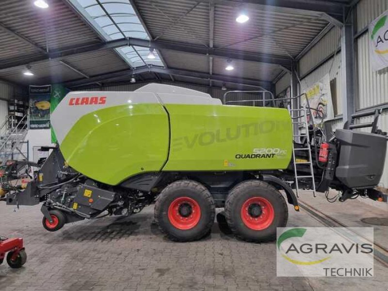 Großpackenpresse of the type CLAAS QUADRANT 5200 EVOLUTION FC TANDEM, Neumaschine in Lage (Picture 1)