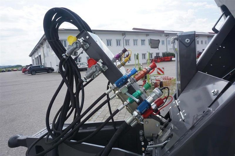 Großpackenpresse des Typs CLAAS QUADRANT 5200 FC EVOLUTION, Neumaschine in Grabenstätt/Erlstätt (Bild 8)