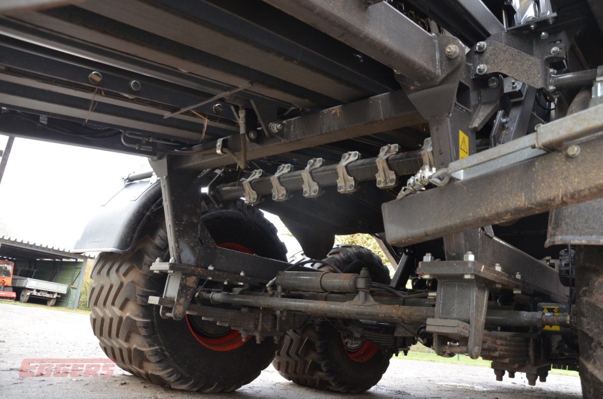 Großpackenpresse of the type CLAAS QUADRANT 5300 EVOLUTION FC + Vorbauhäcksler, Gebrauchtmaschine in Suhlendorf (Picture 15)