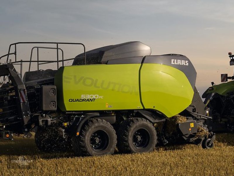 Großpackenpresse типа CLAAS Quandrant 5200 FC Tandem EVOLUTION mit Vorbauhäcksler Mulcher Night Edition, Neumaschine в Rankweil (Фотография 1)