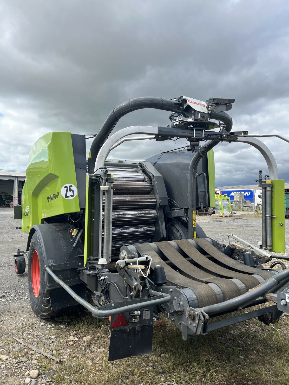 Großpackenpresse of the type CLAAS ROLLANT 455 RC UNIWRAP, Gebrauchtmaschine in Feurs (Picture 3)